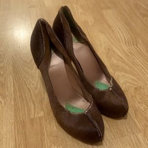 Brown calf hair guillaume hinfray pumps, gold ring